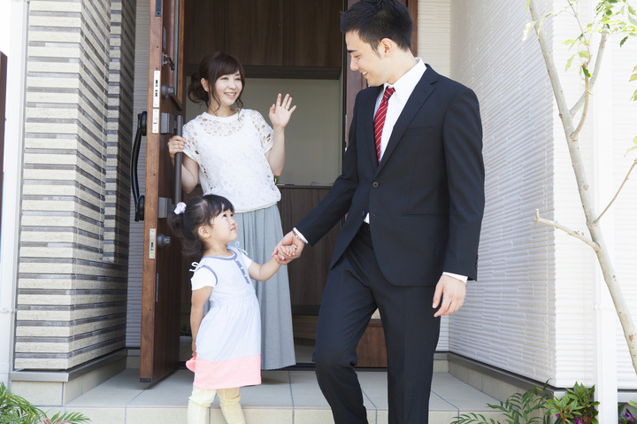 主婦100人に聞いた“行ってらっしゃい!のチュー”する?しない?