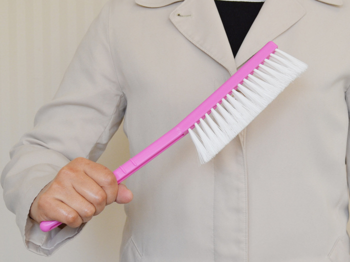 ブラシで払い落とす