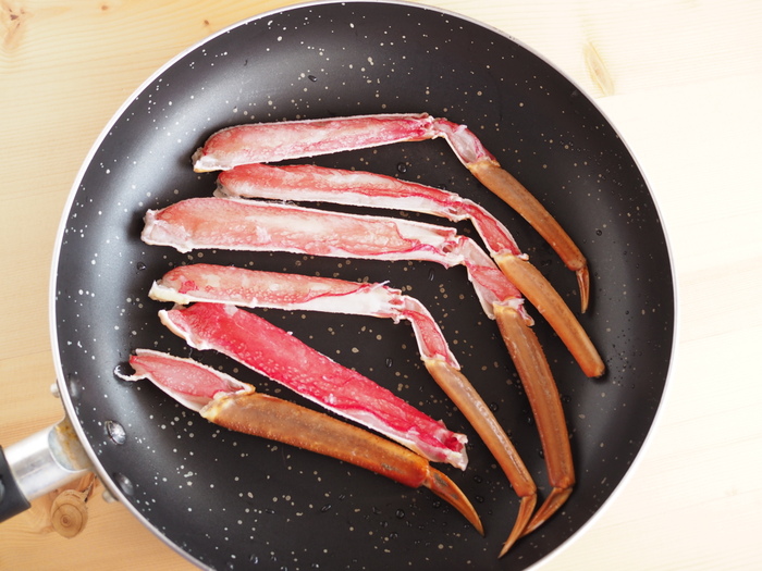 脚(お好みの部位)をフライパンで焼きます