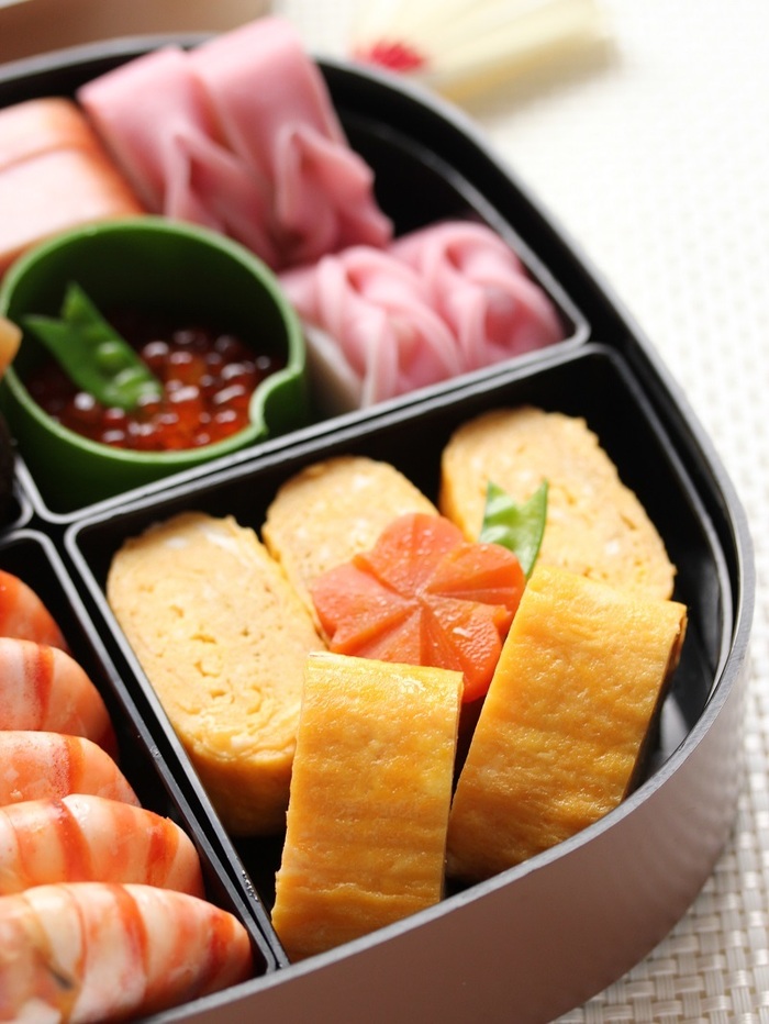 だし巻き玉子とかまぼこの飾り切り