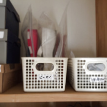 季節ものの代表、ビーチサンダルは袋に入れて立てて保管!