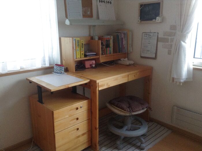 夜の勉強時のデスクの下に