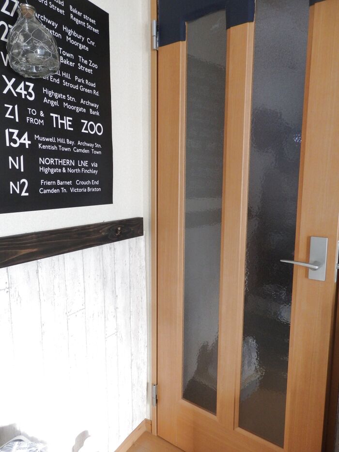 上のほうから壁紙を貼っていきました。