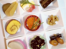 100均★小皿に*おせちの盛り付け*