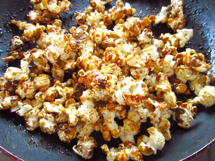 ポップコーンをからめる。