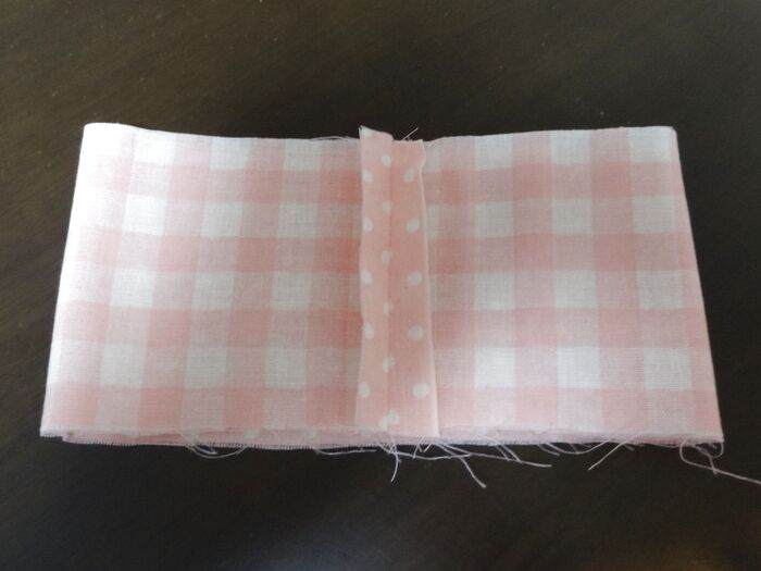 中表にして、輪になるよう半分に折って縫う