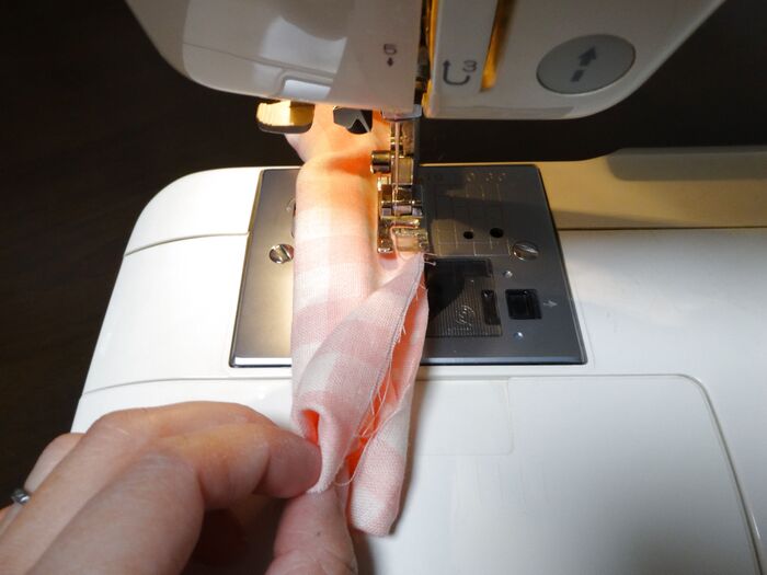 3つ折り部分を引き出しながら、①②を縫う