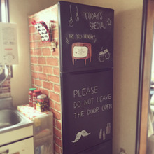 冷蔵庫も黒板塗料で男前に