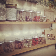 ナチュラルパーツは壁に並べて雑貨屋さん風な収納