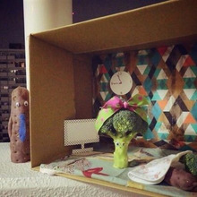 空き箱ハウスの壁紙に。ペーパーナプキンをペタッ♪