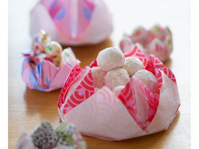 ペーパーナプキンを折るだけ♪蓮の花カップのお菓子入れ♡