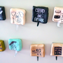 100均粘土で簡単!冷蔵庫に貼れちゃう☆マグネットフック♪