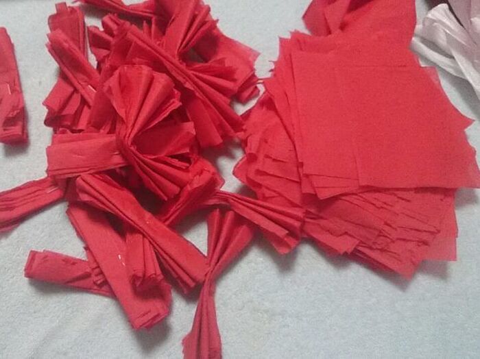ペーパーナプキンで花を作る。