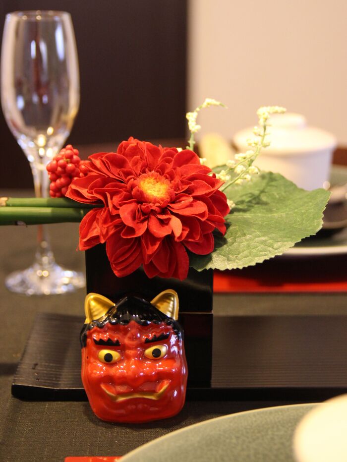 小さな鬼のお面で節分らしいセッティング!