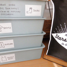 100均の収納グッズに子供の学校用衣類を収納、ラベルも可愛いキャンドゥーのステッカー。