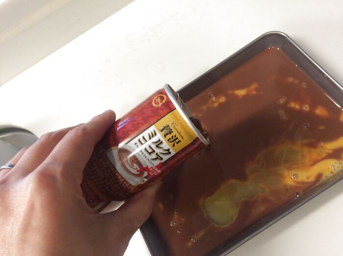卵を溶き、ミルクココアを入れて混ぜる