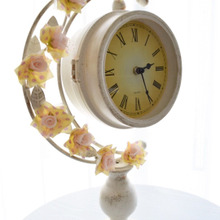 アンティーク時計をバラでデコレーション