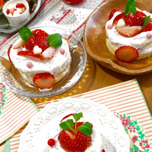 ホケミで簡単♡焼くだけ♪生クリも乗せて塗るだけ☆なのに可愛い♡苺のサンドケーキ♡アレンジ編も♪