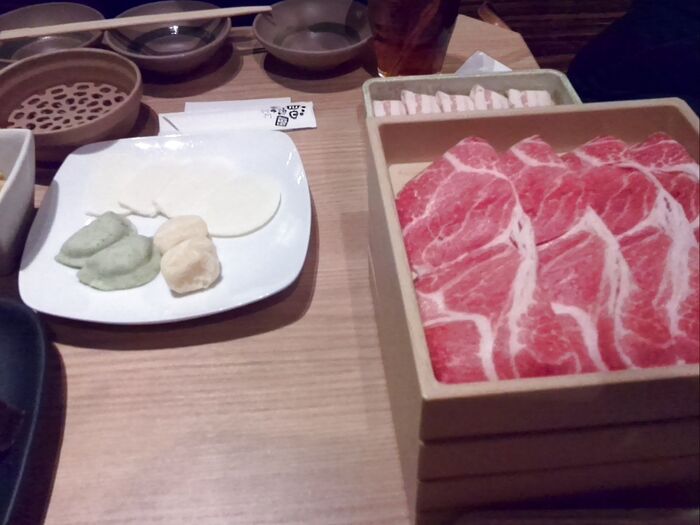 チーズと豚肉を一緒にしゃぶしゃぶ!