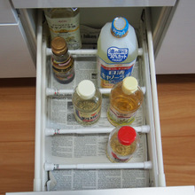 解決しました!! 台所の調味料を入れる引き出し=100均の突っ張りポールで固定!!!