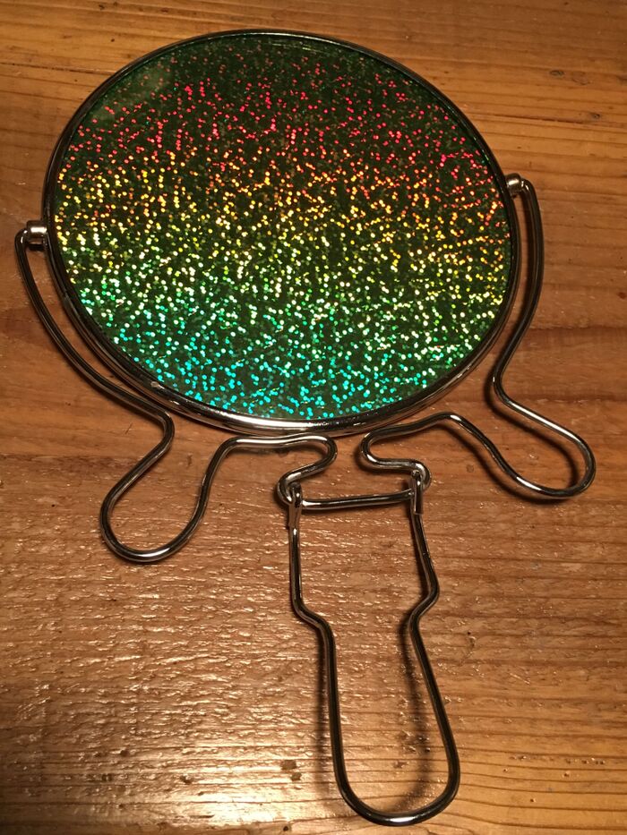 裏のキラキラに接着剤を付けます!