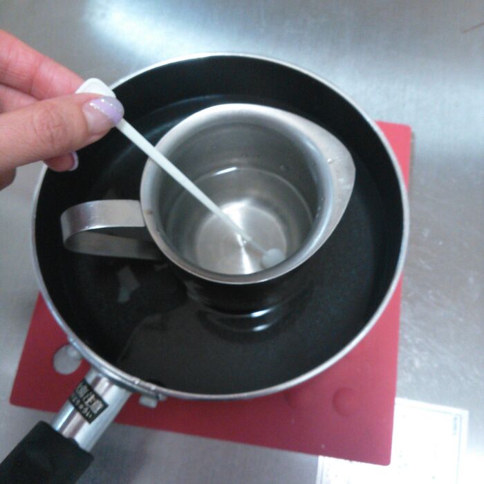 材料を溶かします