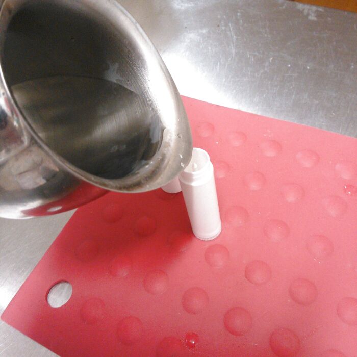 リップケースに流し入れます