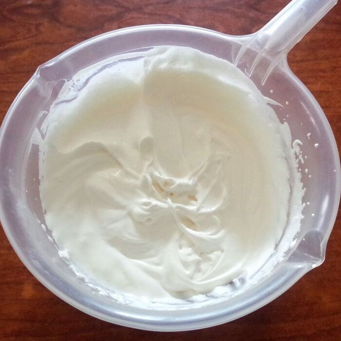 ヨーグルトクリームを作る。