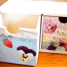 ダイソーのデコパージュグッズでガーリーなミニチェスト