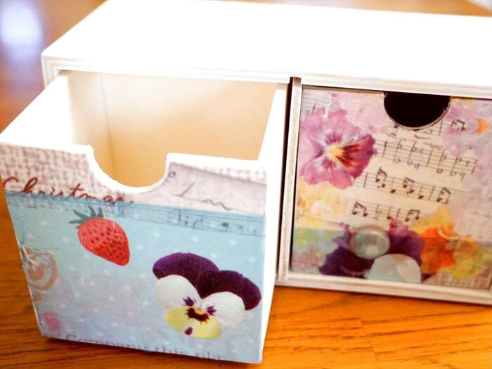 ダイソーのデコパージュグッズでガーリーなミニチェスト