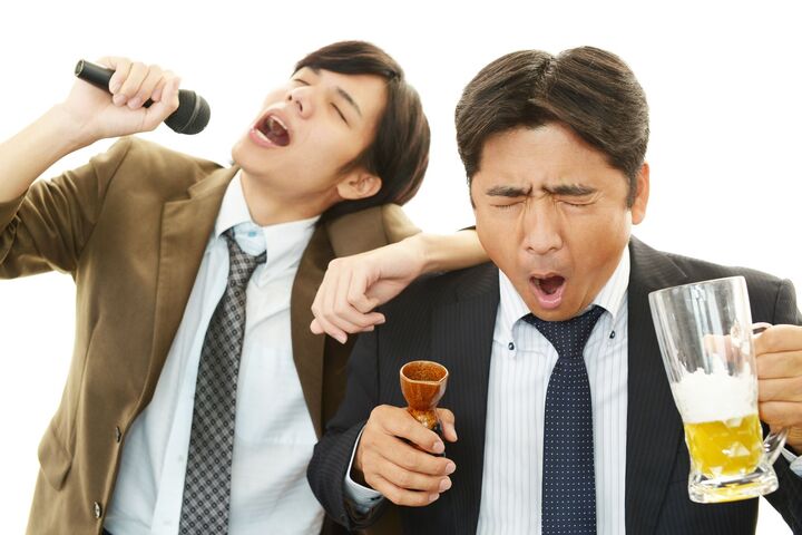 マジでやめて!カラオケで絶対にしてはいけない“男性のNG行動”