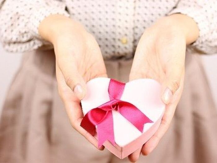 主婦は誰にチョコレートをあげているか?