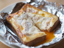 とろとろ半熟卵がたまらない「カルボナーラトースト」はやみつきになるウマさ♡