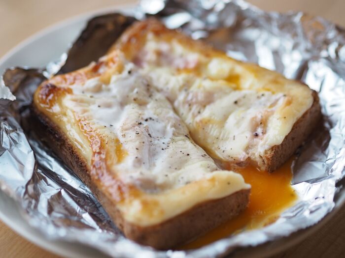 とろとろ半熟卵がたまらない「カルボナーラトースト」はやみつきになるウマさ♡