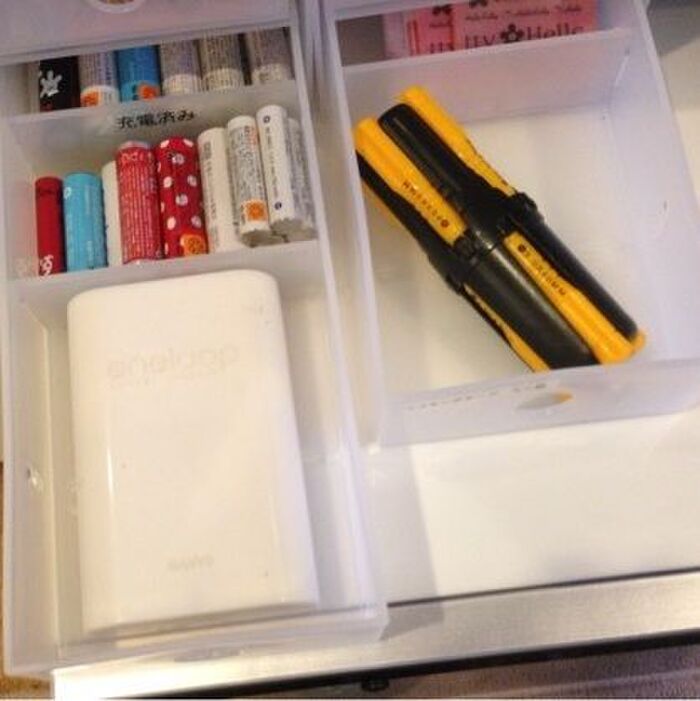 精密ドライバーと電池は一緒に収納!
