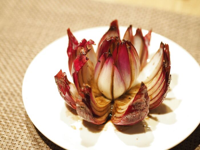 切って焼くだけ!「オニオンフラワー」で食卓がぐっと華やかに!