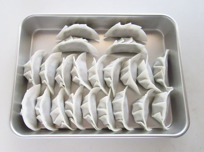 餃子の皮に包みます。