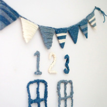 ダンボールに毛糸巻き巻き!子供部屋にも可愛いフラッグガーランド!