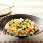 淡い紅白で華やかに~ごちそうカニおこわ