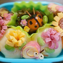 【デコ弁】お花畑に虫さんこんにちは弁当