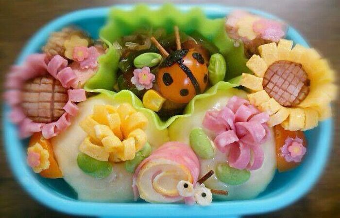 【デコ弁】お花畑に虫さんこんにちは弁当