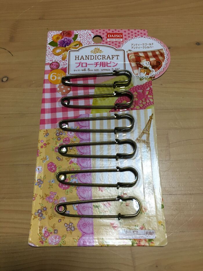 ブローチ用ピンと毛糸を用意します♪