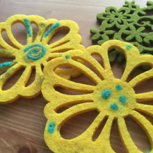 チクチク刺しのフェルトコースター