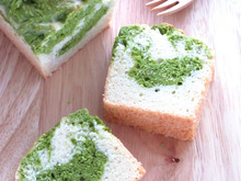 混ぜて焼くだけ♪抹茶のマーブル米粉パウンドケーキ