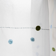 カフェカーテンを毛糸とビーズでおめかし