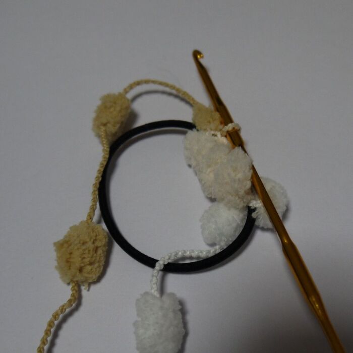 ゴムを挟みながら細編み