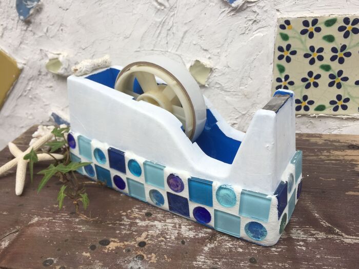 事務的なテープカッターが100均タイルでオシャレに変身!