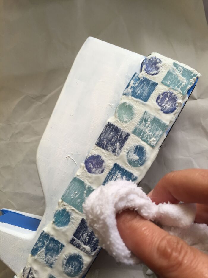 タイルの上の目地剤を拭き取る