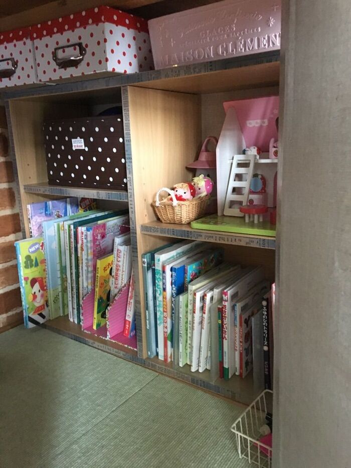 右側は本を図書館風に収納♪
