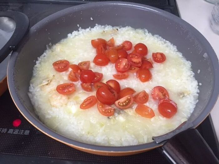 最後にトマト+チーズ+ねぎで出来上がり!